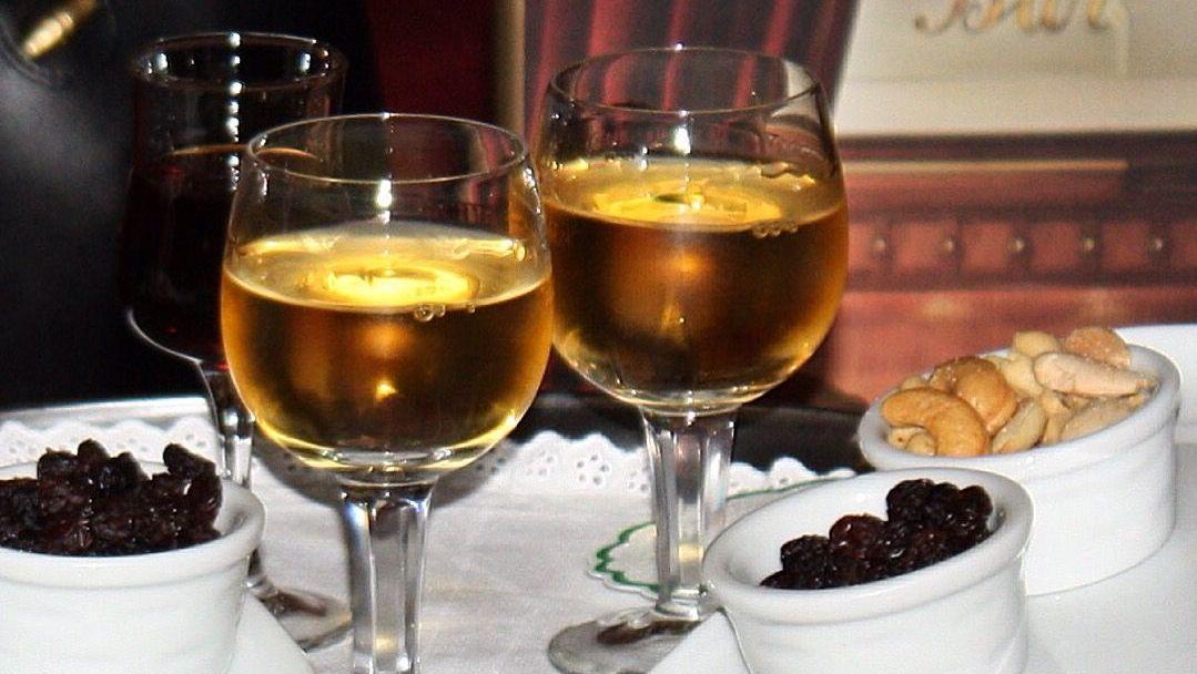 โรงแรมอเวนิดา พาเลซ ลิสบอน ภายนอก รูปภาพ Two glasses of sherry