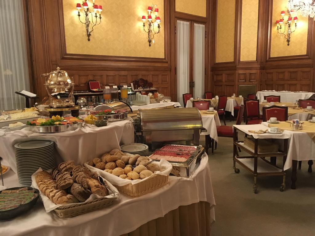 โรงแรมอเวนิดา พาเลซ ลิสบอน ภายนอก รูปภาพ The buffet at the hotel's restaurant