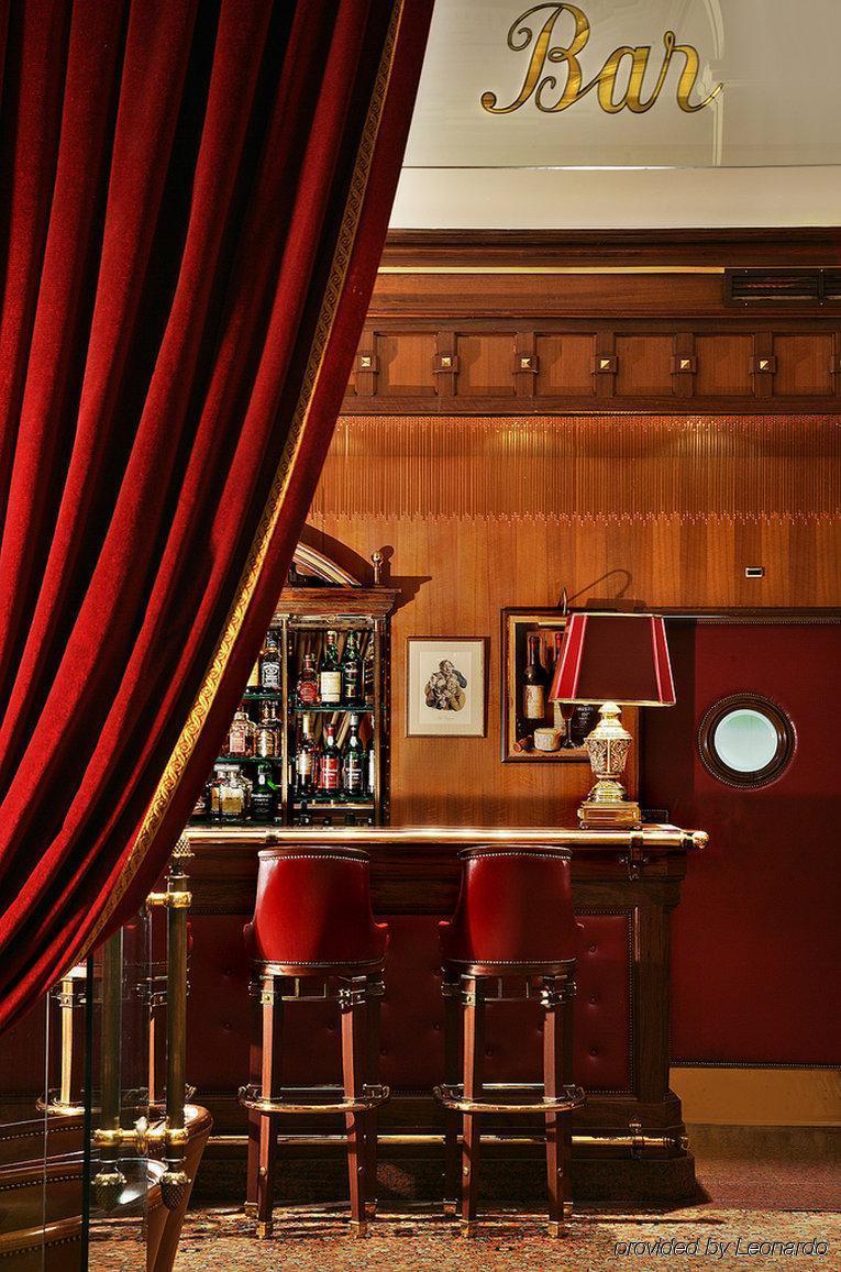 โรงแรมอเวนิดา พาเลซ ลิสบอน ภายนอก รูปภาพ The bar at the Savoy