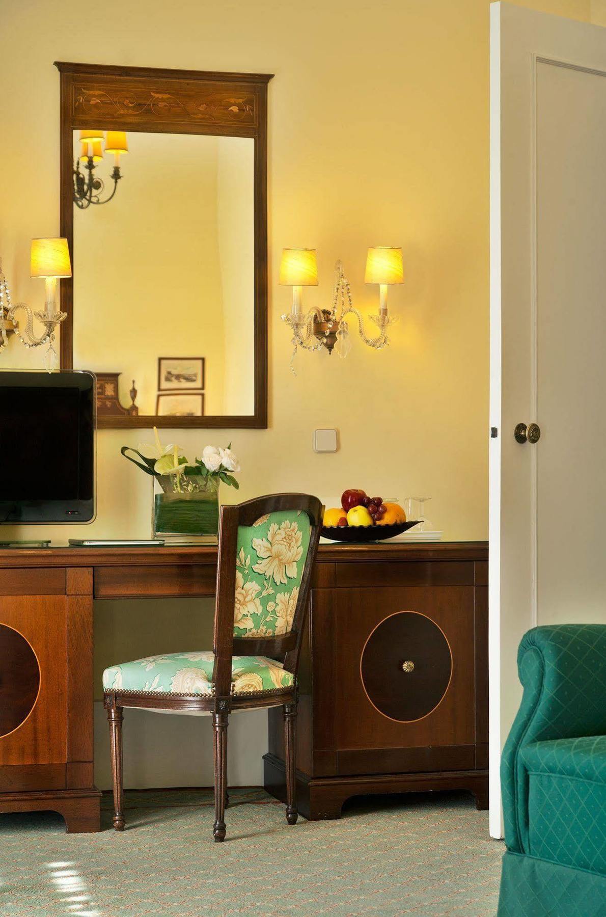 โรงแรมอเวนิดา พาเลซ ลิสบอน ภายนอก รูปภาพ A wall light