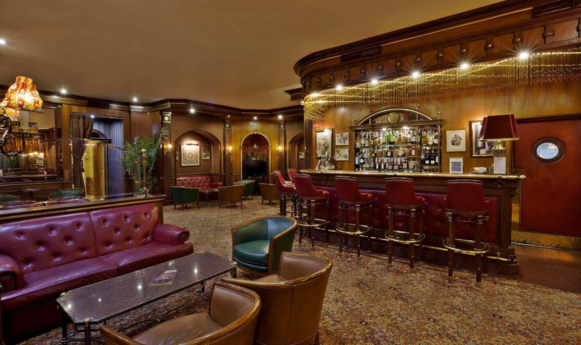 โรงแรมอเวนิดา พาเลซ ลิสบอน ภายนอก รูปภาพ The bar at the Savoy